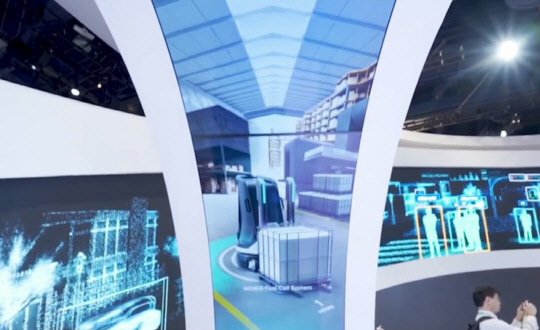 올초 미국 라스베가스에서 열린 'CES 2020'에서 현대모비스 전시 부스에 마련된 수소지게차 소개 관련 이미지. 수소연료전지시스템의 다양한 활용 영역을 대형 디스플레이에 그래픽 화면으로 구현한 장면.<현대모비스 제공>